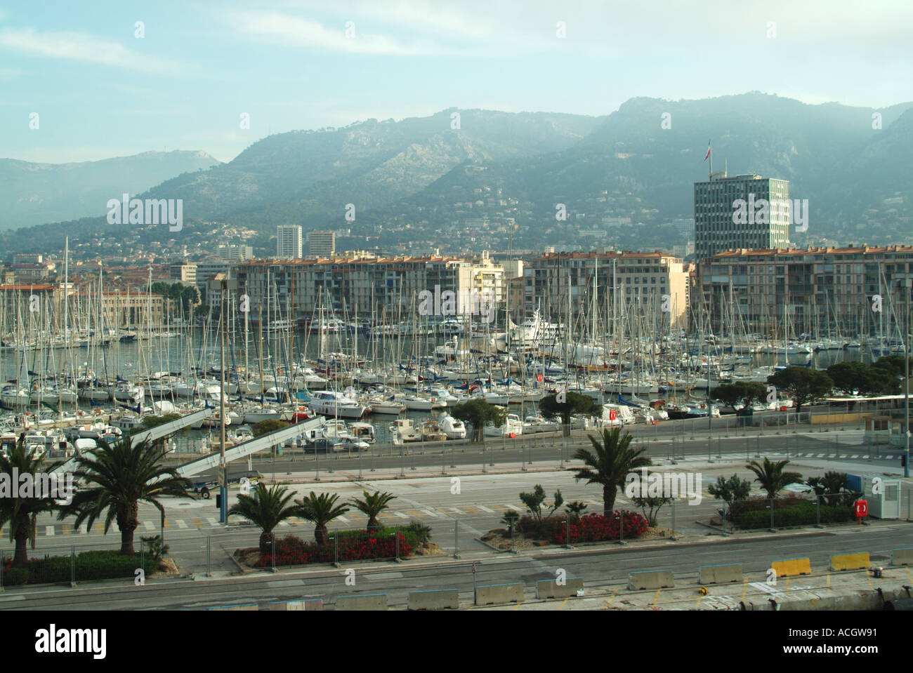 Port de Marina de Toulon amarré bateaux à voile avec appartements et sur la colline au-delà Banque D'Images