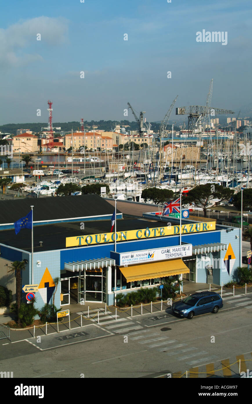 Port de Toulon Ferry terminal bâtiments avec la direction de la Côte d Azur et marina au-delà Banque D'Images