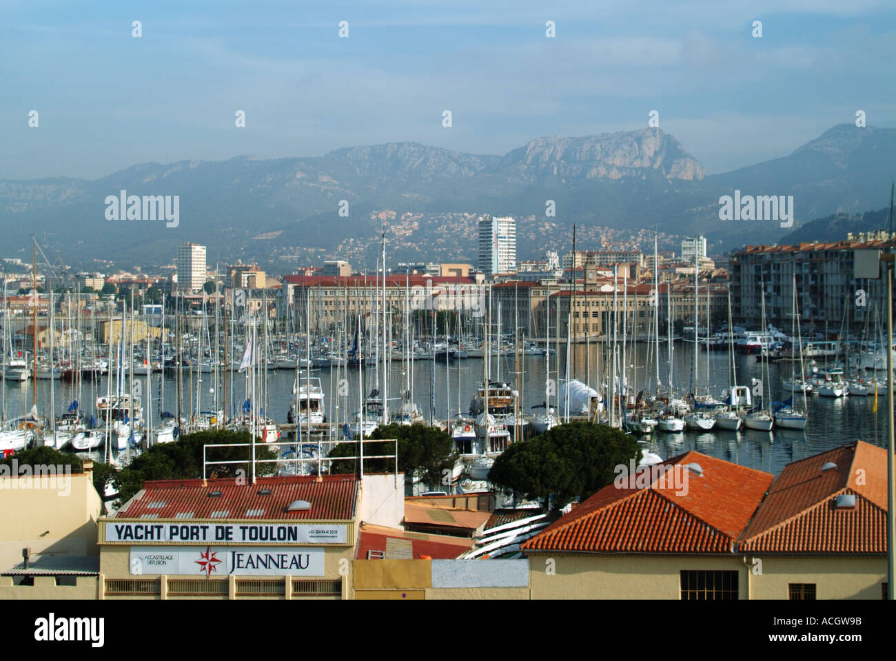 Port de plaisance de Toulon avec les montagnes au loin Banque D'Images
