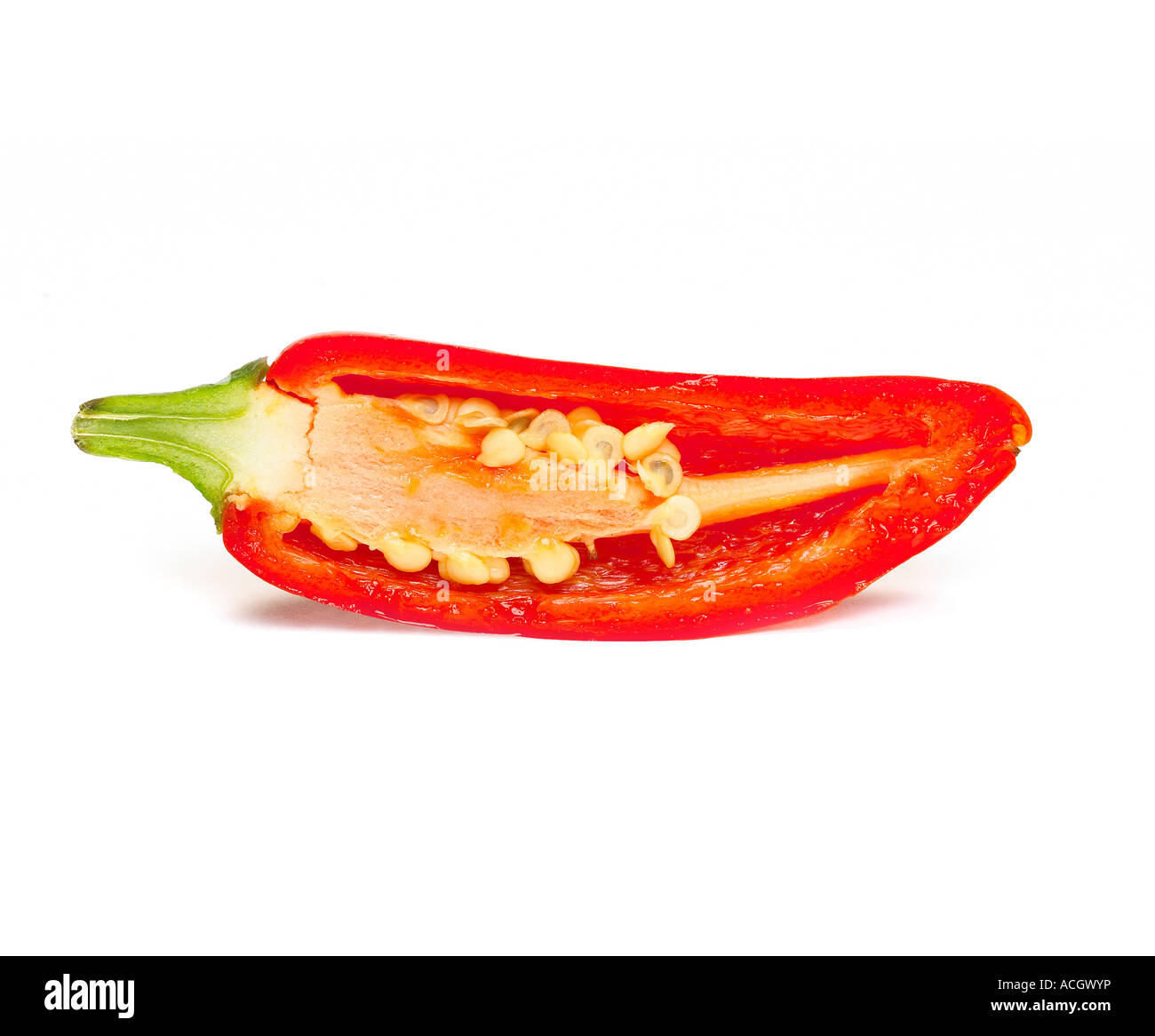 Un piment rouge frais mûrs ou chili éventrés montrant c'est chaud pépins Banque D'Images