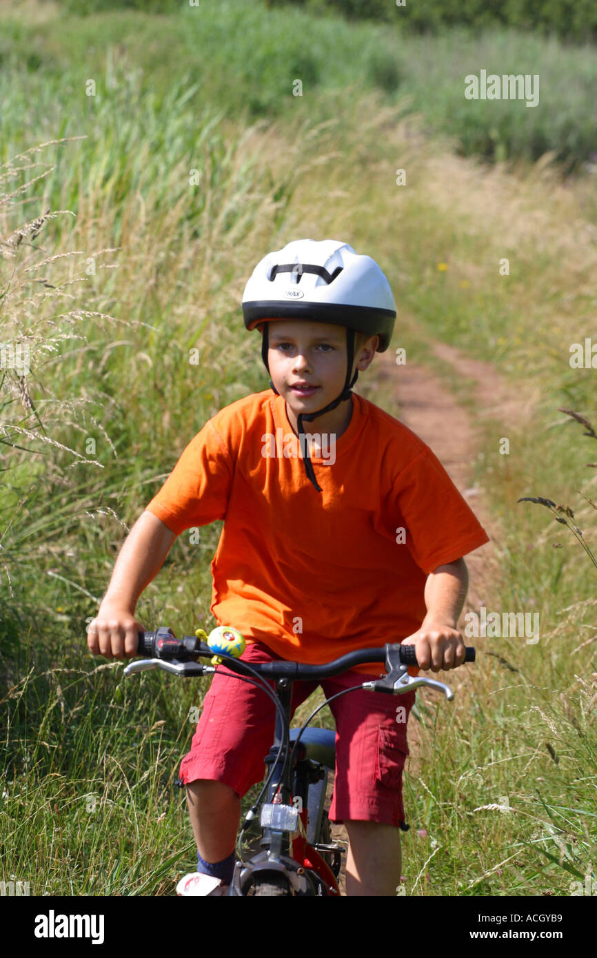 Jeune garçon à vélo près de la Priddy Stockhill Mendip Hills Somerset en Angleterre Banque D'Images