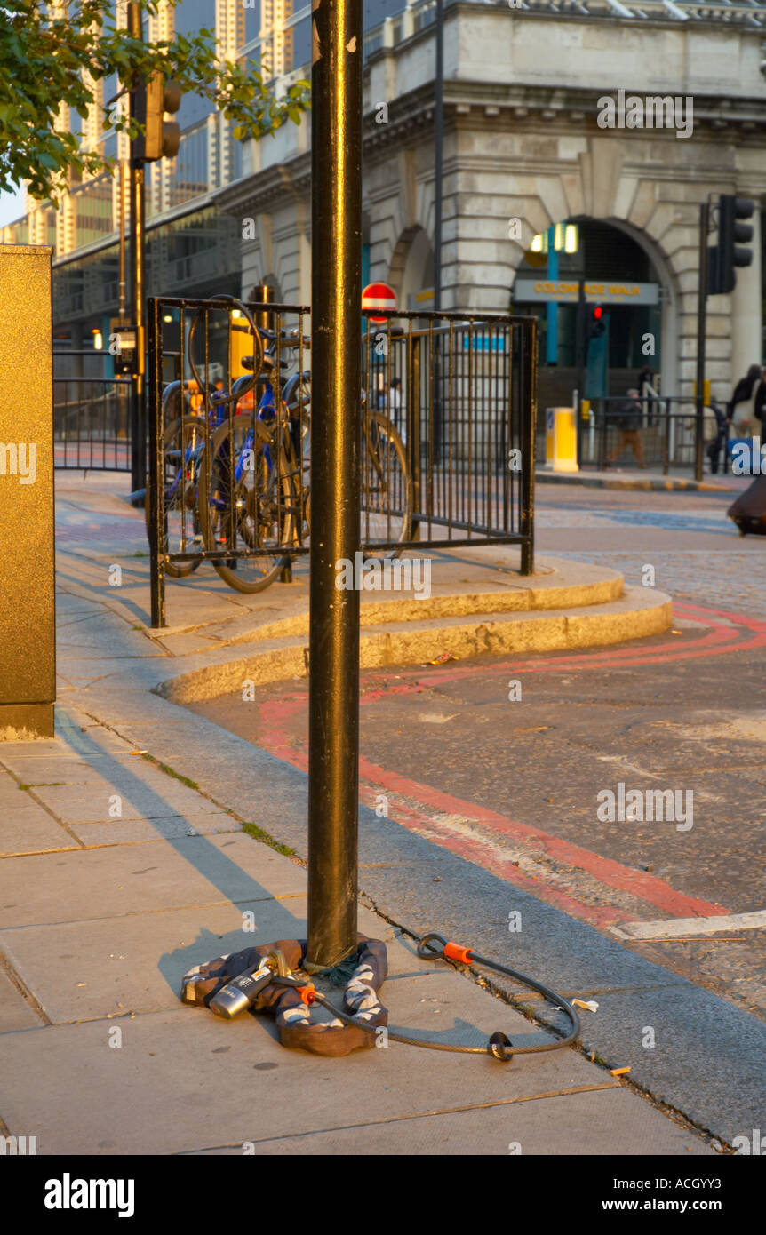 Écluse d'un vélo volé à Victoria central London England UK Europe Banque D'Images