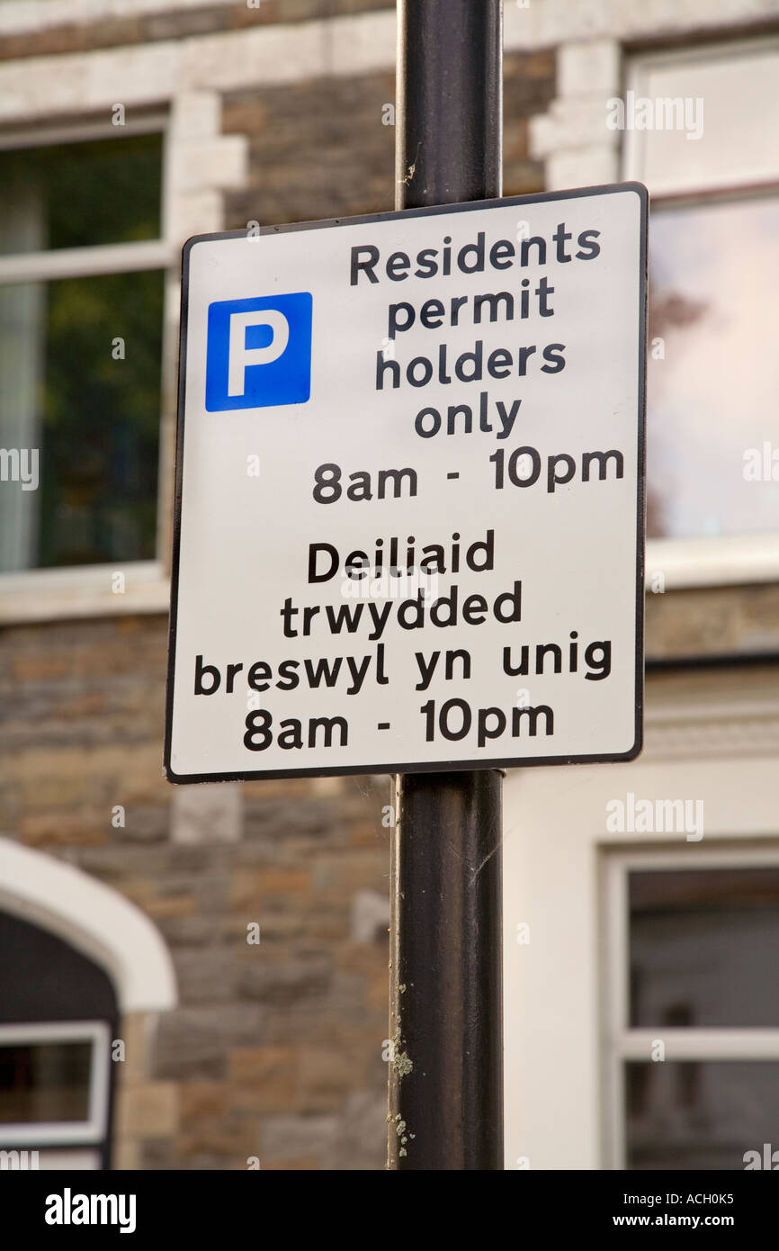 Gallois et Anglais bilingue gratuit sur street minimal dans un secteur résidentiel Cardiff Wales UK Banque D'Images
