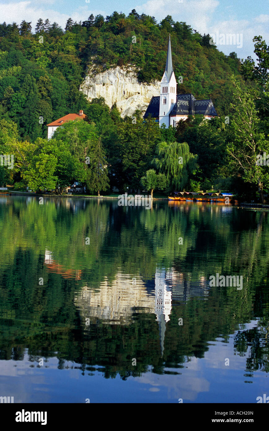 Le lac de Bled, Slovénie - une pletna les en face de l'église Saint-Martin Banque D'Images