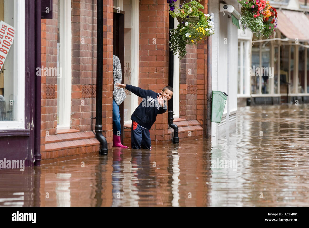 Enfant à la boutique porte dans des terrains inondés Tenbury Wells Juin 2007 Banque D'Images