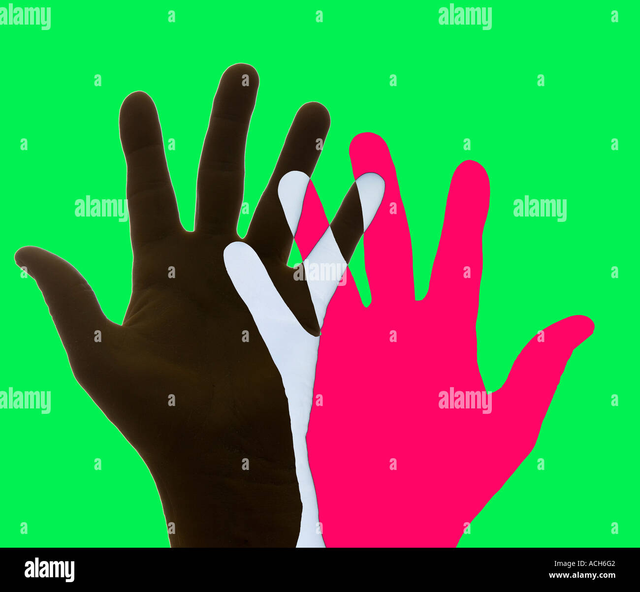 Conceptual abstraite de chevauchement de deux mains de couleurs différentes Banque D'Images