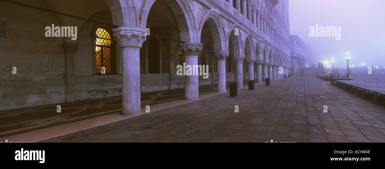Misty Le Palais des Doges Venise Site du patrimoine mondial de l'Vénétie Italie Europe Banque D'Images