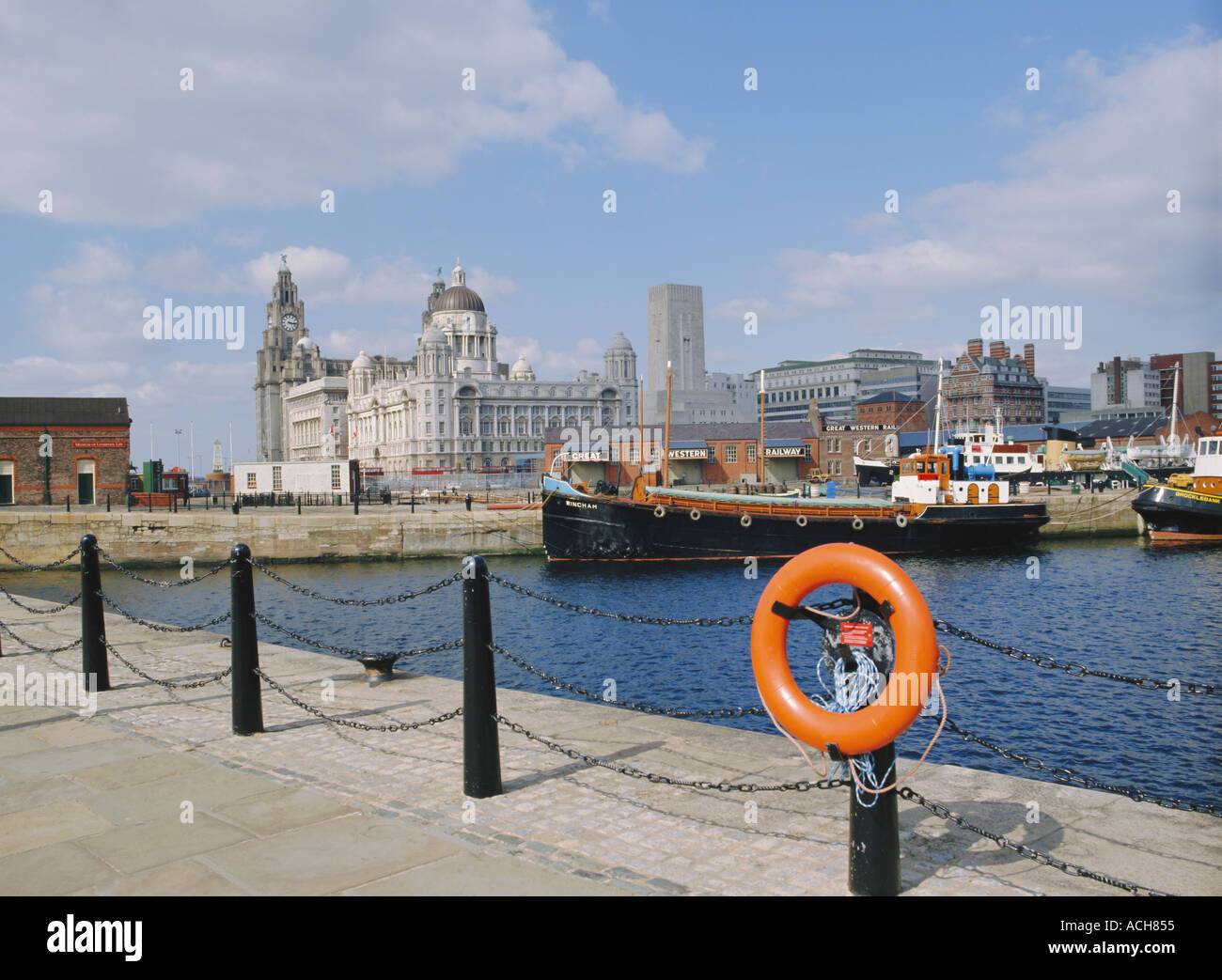 Les bâtiments du foie et Docks Liverpool Merseyside England UK Europe Banque D'Images