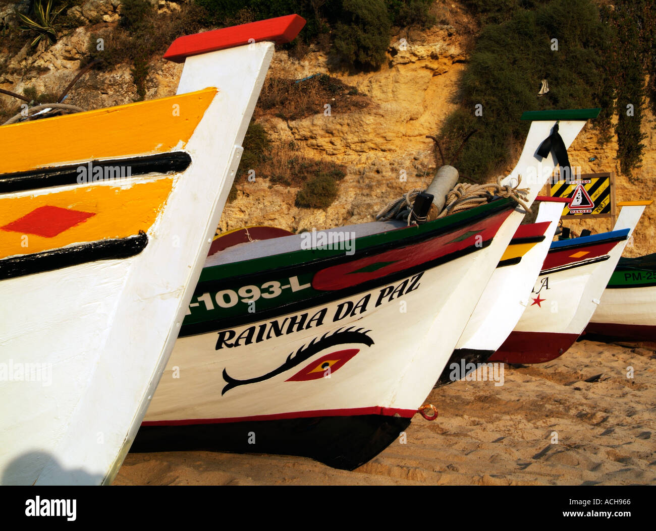 Bateaux de pêche sur la plage de Carvoeiro, Algarve Portugal Europe Banque D'Images