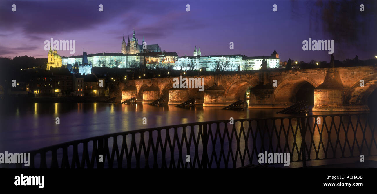 En hiver Vue du château de Prague et le Pont Charles sur la Vltava Prague République Tchèque Europe Banque D'Images