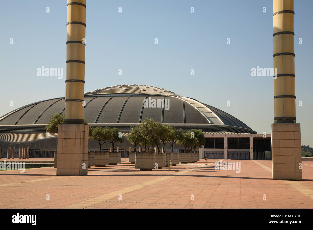 Palau Sant Jordi Stadium conçu par l'architecte japonais Arata Isozaki, Montjuïc, Barcelone, Catalogne, Espagne Banque D'Images