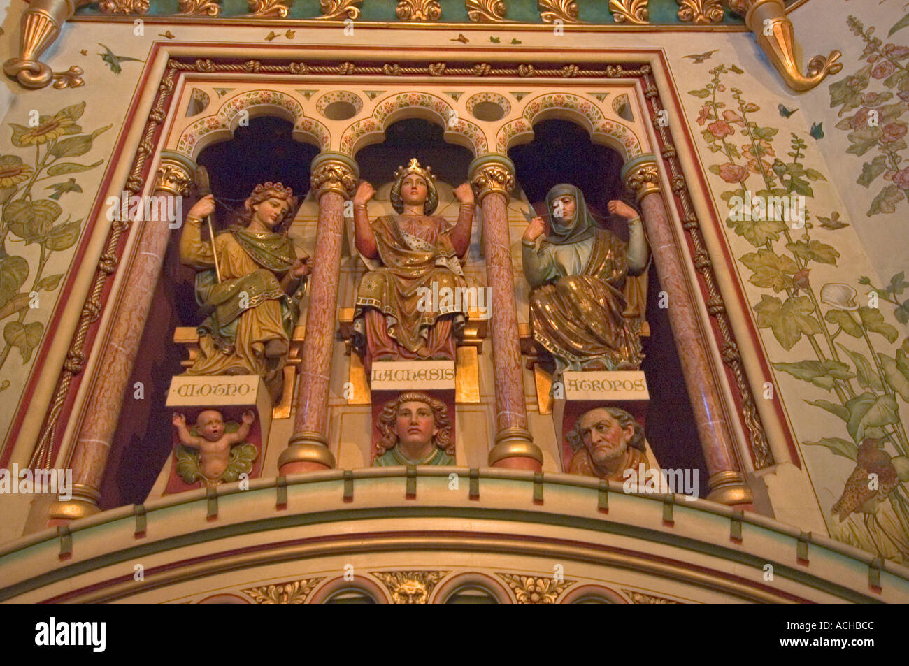 L'intérieur orné de statues, Castell Coch (Le Château Rouge), Tongwynlais,South Wales UK Banque D'Images