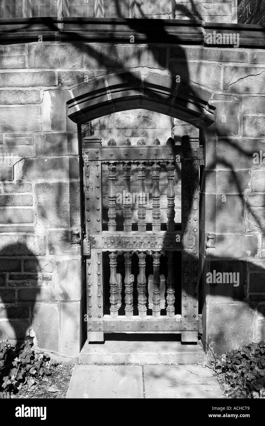 Une porte en fer et bois massif avec brique bâtiment. Verrouillé et sécurisé. l'ombre et la lumière, la photographie en noir et blanc. Banque D'Images