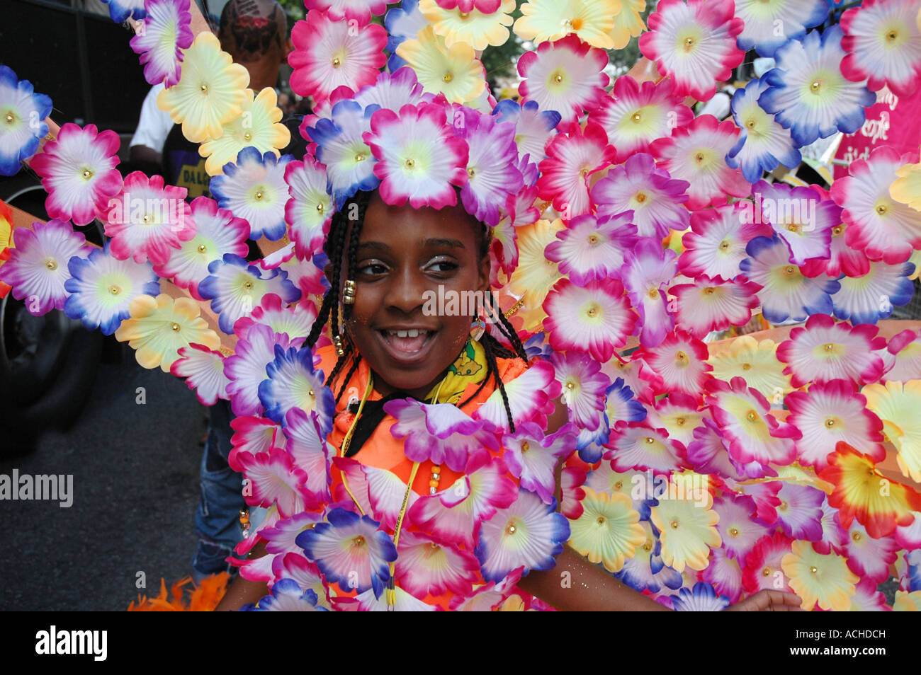 Les enfants vêtus de costumes colorés qui prennent part à l'assemblée annuelle du carnaval de Notting Hill Gate à l'ouest de Londres. Banque D'Images