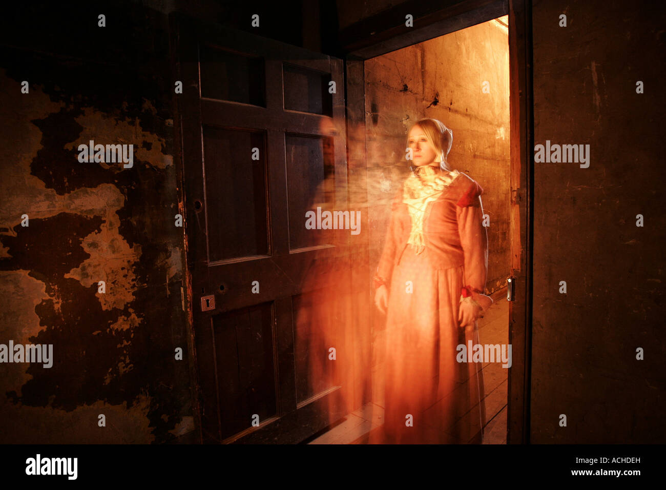 La figure fantomatique d'une jeune fille debout dans une porte dans le vrai Mary King's Close, une attraction touristique à Edimbourg, Ecosse Banque D'Images