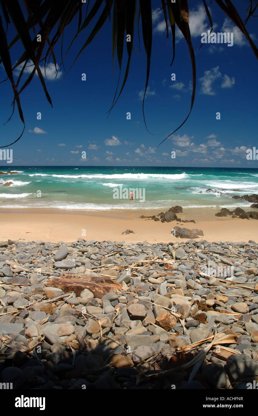 Nageur solitaire à Eagle Bay Parc National de Noosa Sunshine Coast Queensland Australie MR Banque D'Images