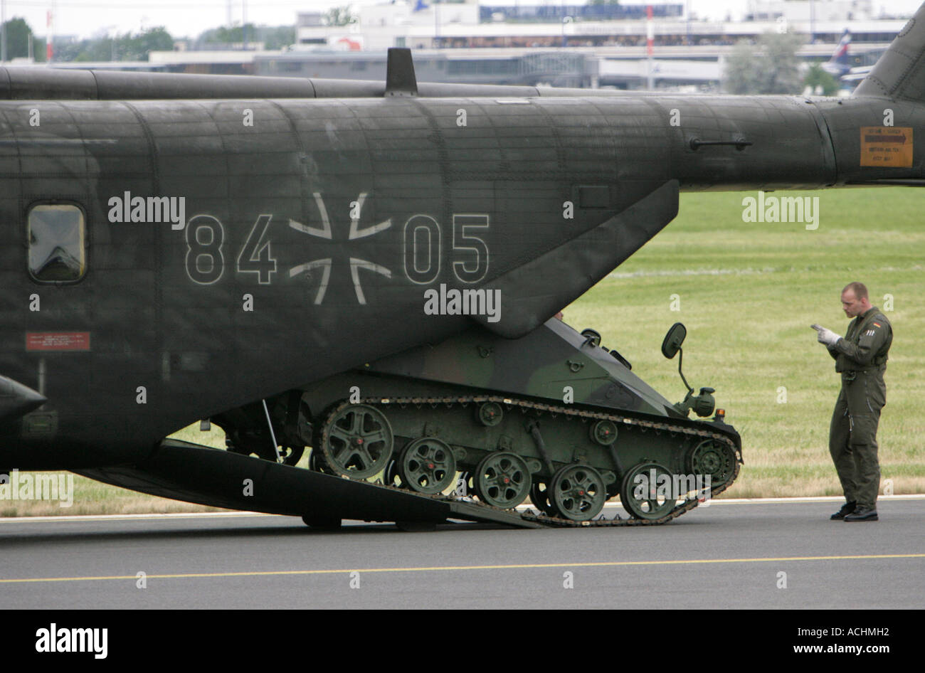 Wiesel du réservoir de l'armée allemande s'installe dans un hélicoptère Sikorsky CH-53 G ILA durant 2006 à Berlin Banque D'Images