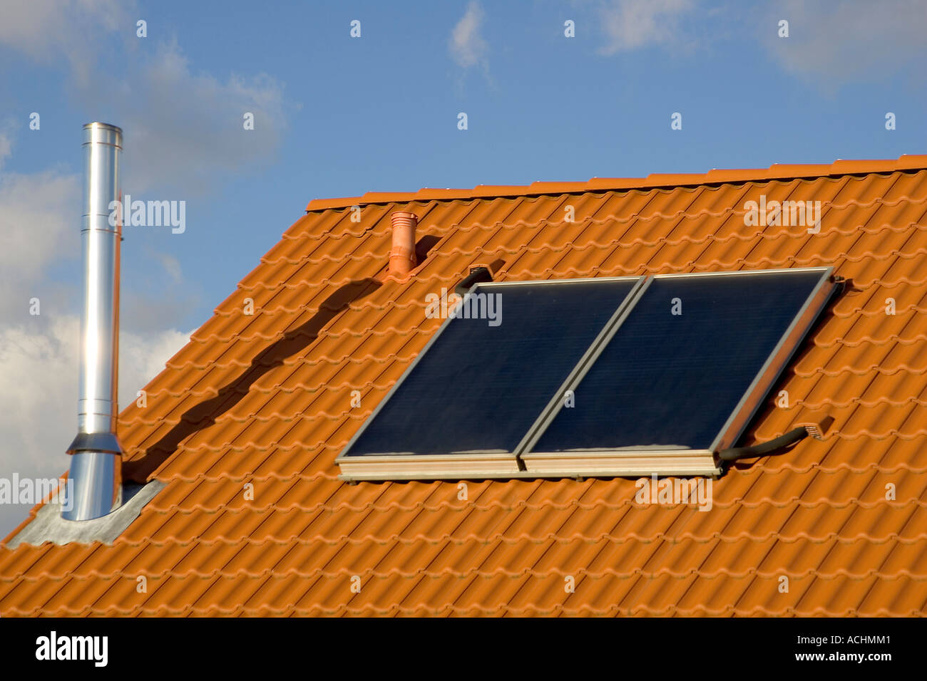 Avec la cheminée de toit et le panneau solaire Photo Stock - Alamy