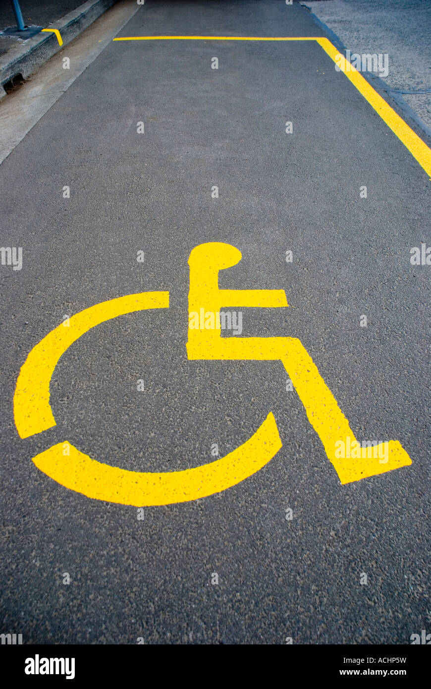 Logo handicapé peint sur l'aire de stationnement Banque D'Images