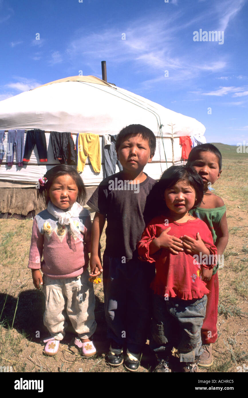 Enfants mongols par ger dans le pays de la Mongolie nomade Banque D'Images