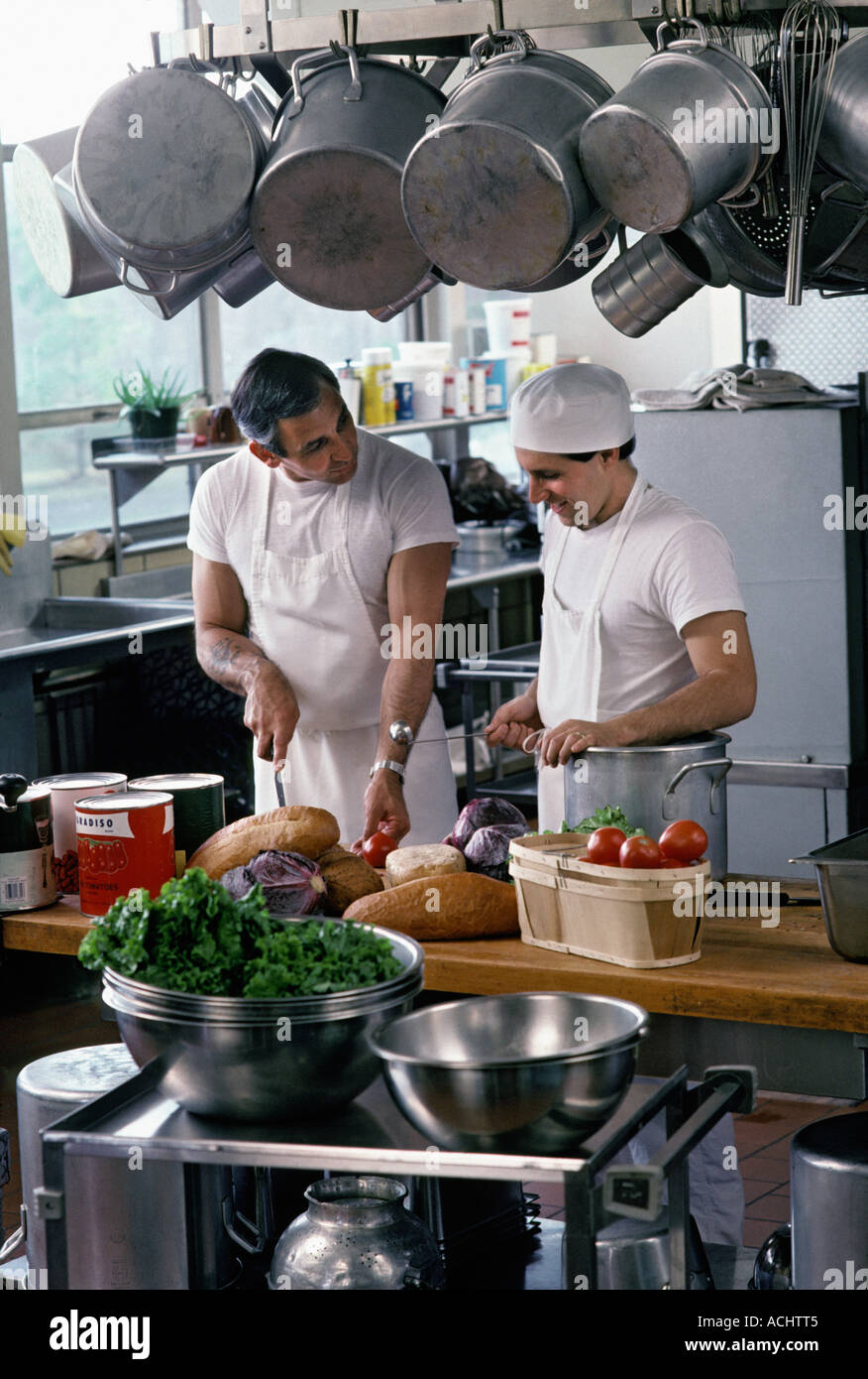 Portrait de deux travailleurs des services alimentaires en cuisine commerciale Banque D'Images