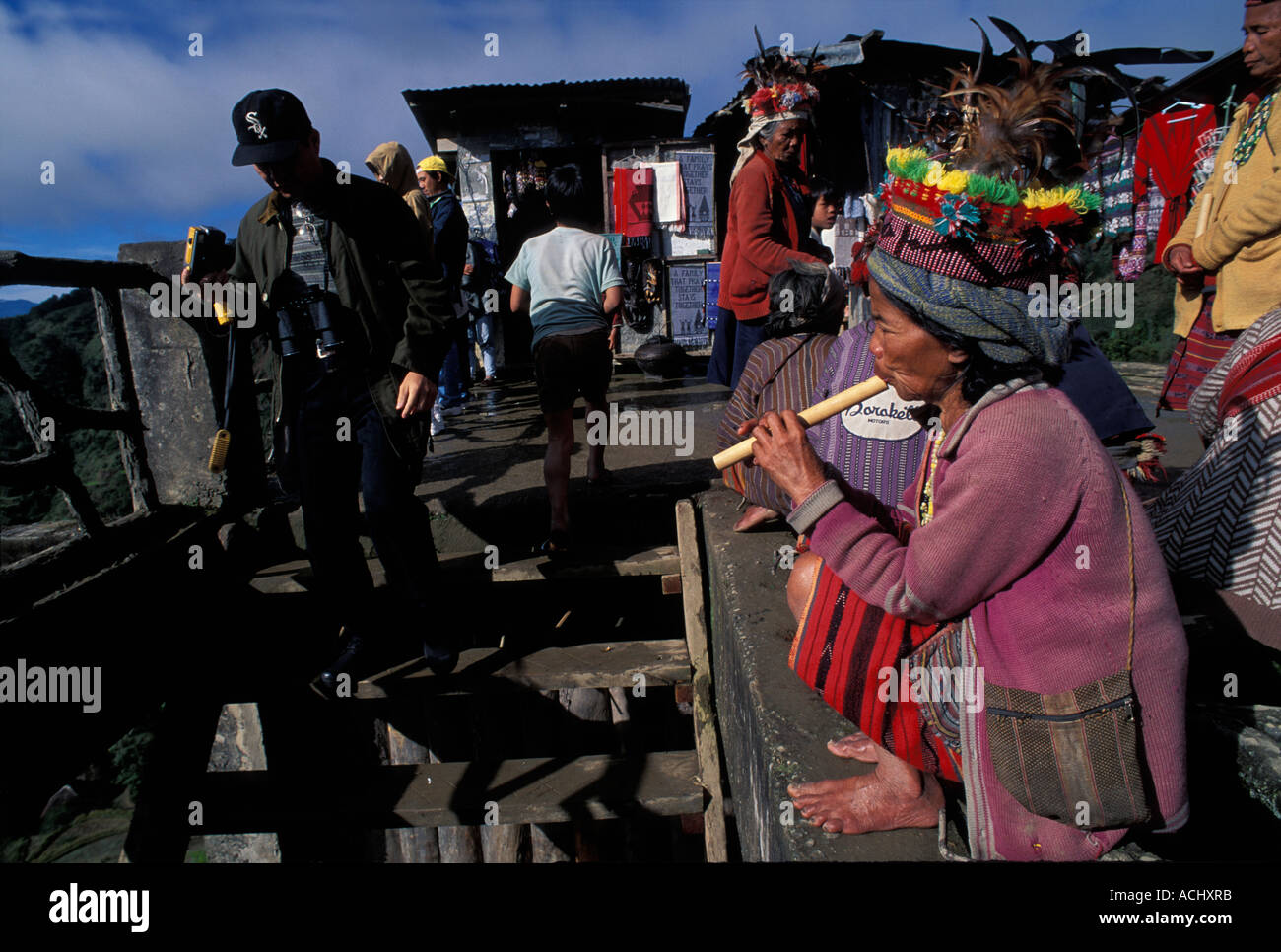 Philippines Bukan Abika joue flûte traditionnelle pour les touristes à vue au-dessus des terrasses de riz de Banaue dans la province d'Ifugao Banque D'Images