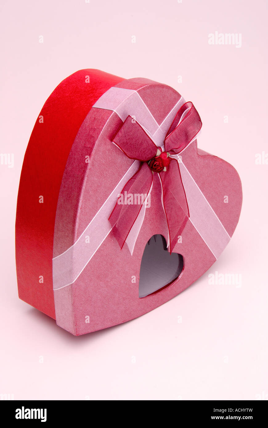 En forme de coeur rouge boîte de cadeau de Jour de Valentines Banque D'Images