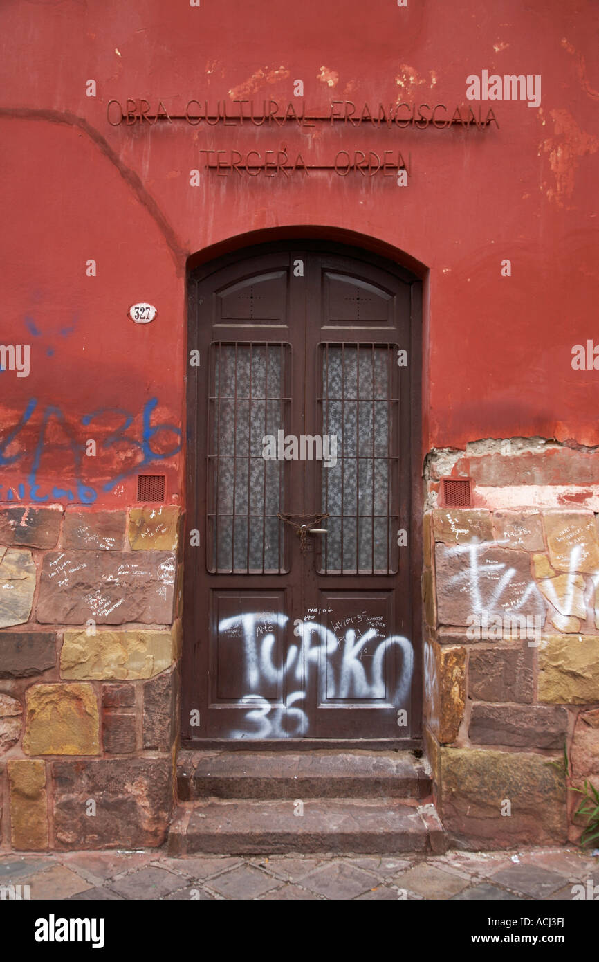 Porte avant en bois ancienne maison en terre cuite, sur Salta Banque D'Images