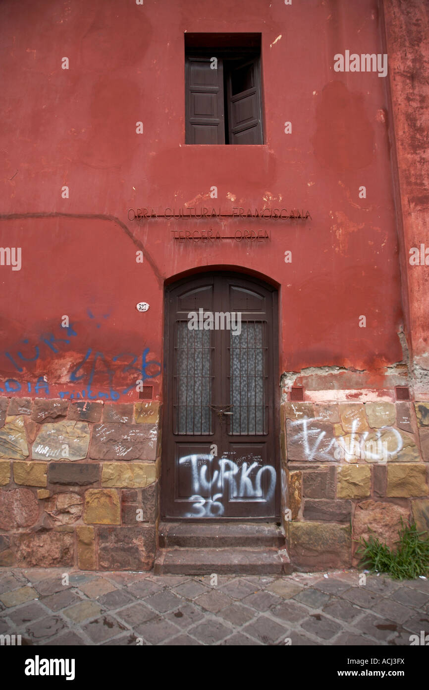Porte avant en bois ancienne maison en terre cuite, sur Salta Banque D'Images