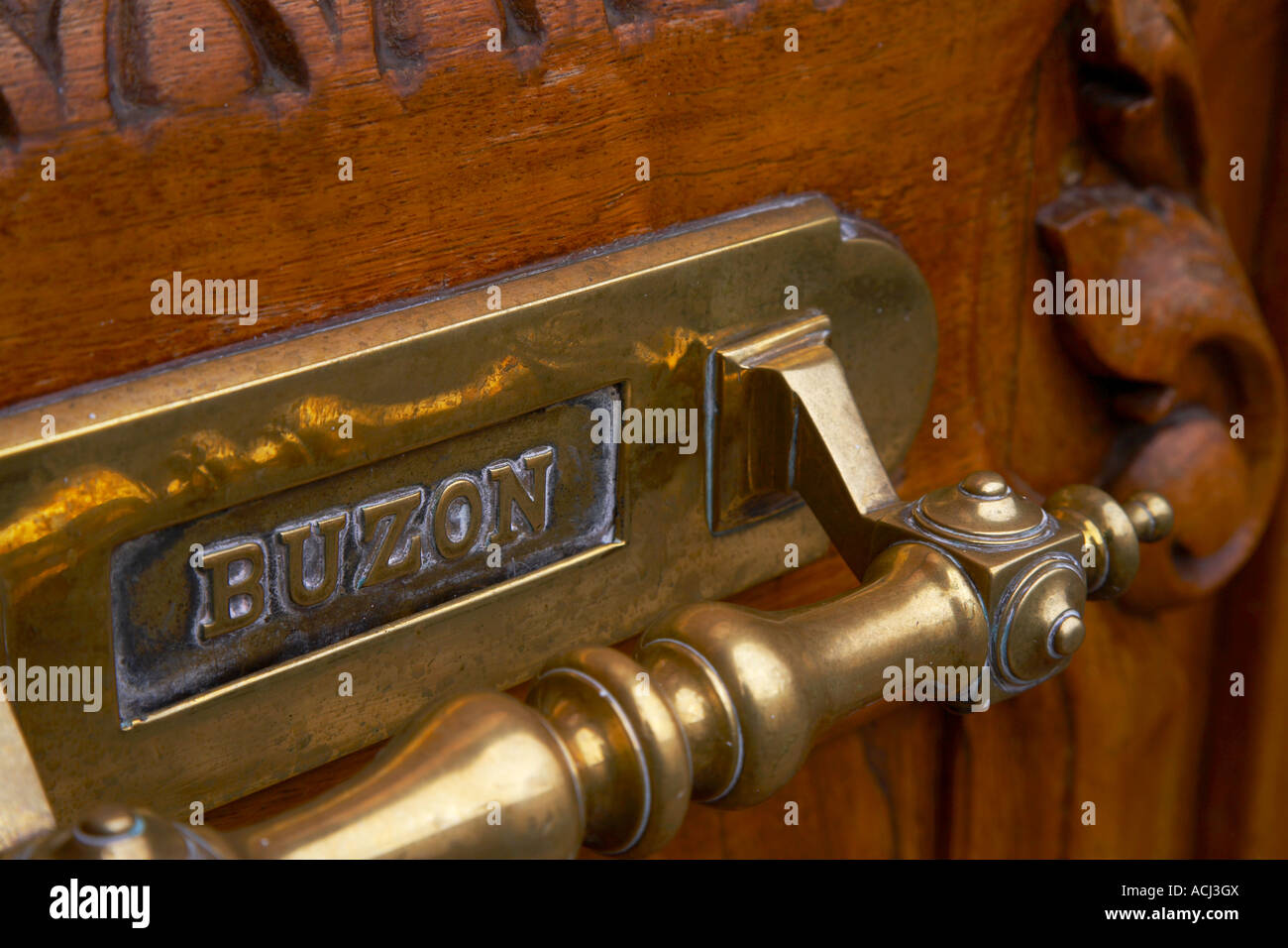Boîte aux lettres en laiton sur porte avant Banque D'Images