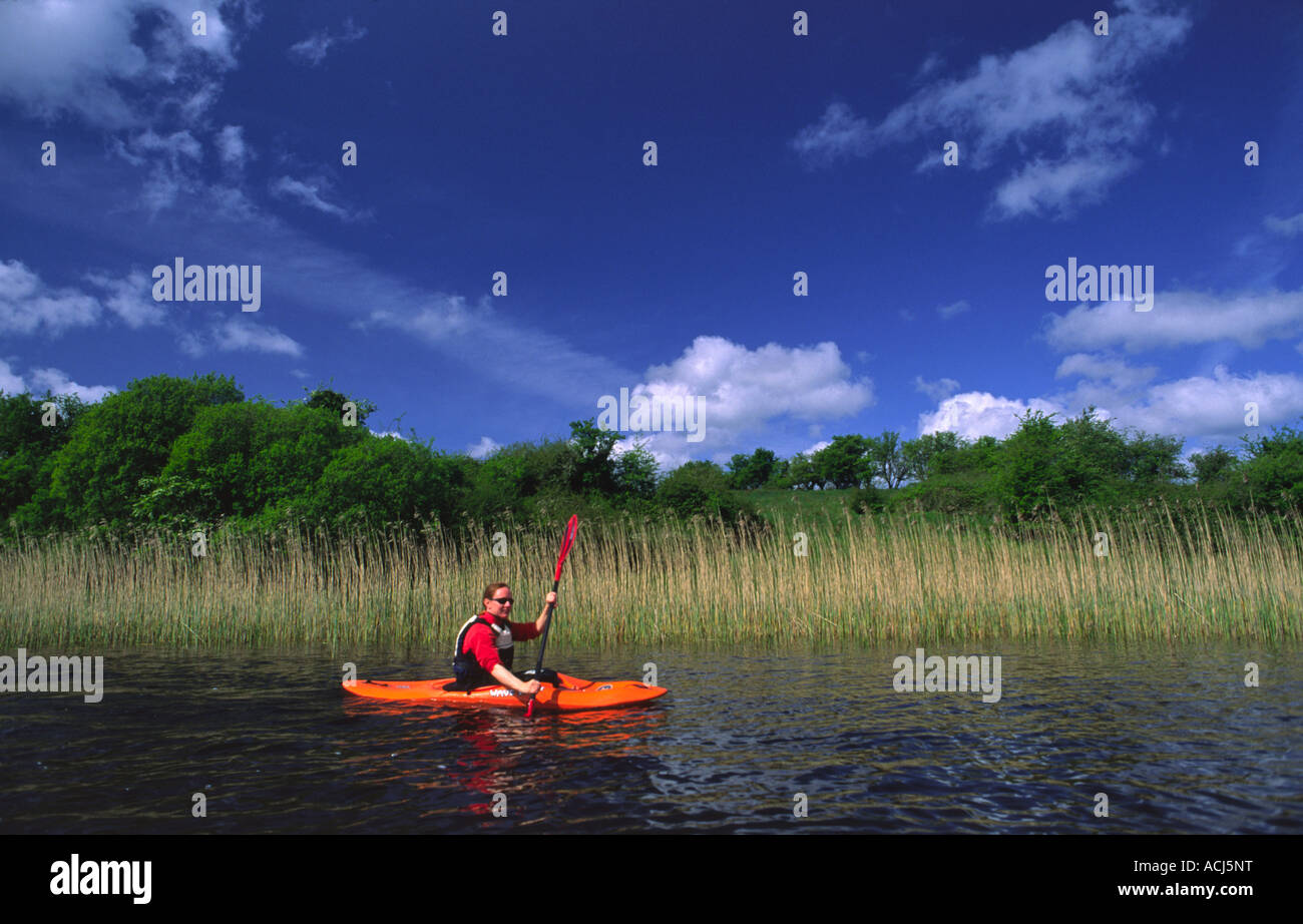 Kayak d'été sur Lower Lough Erne. Le comté de Fermanagh, Irlande du Nord, Royaume-Uni. Banque D'Images