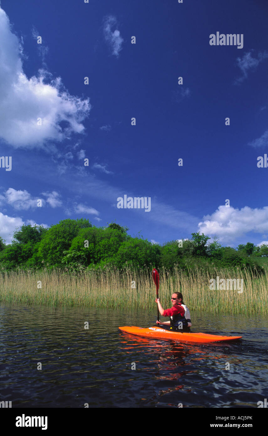 Kayak d'été sur Lower Lough Erne. Le comté de Fermanagh, Irlande du Nord, Royaume-Uni. Banque D'Images