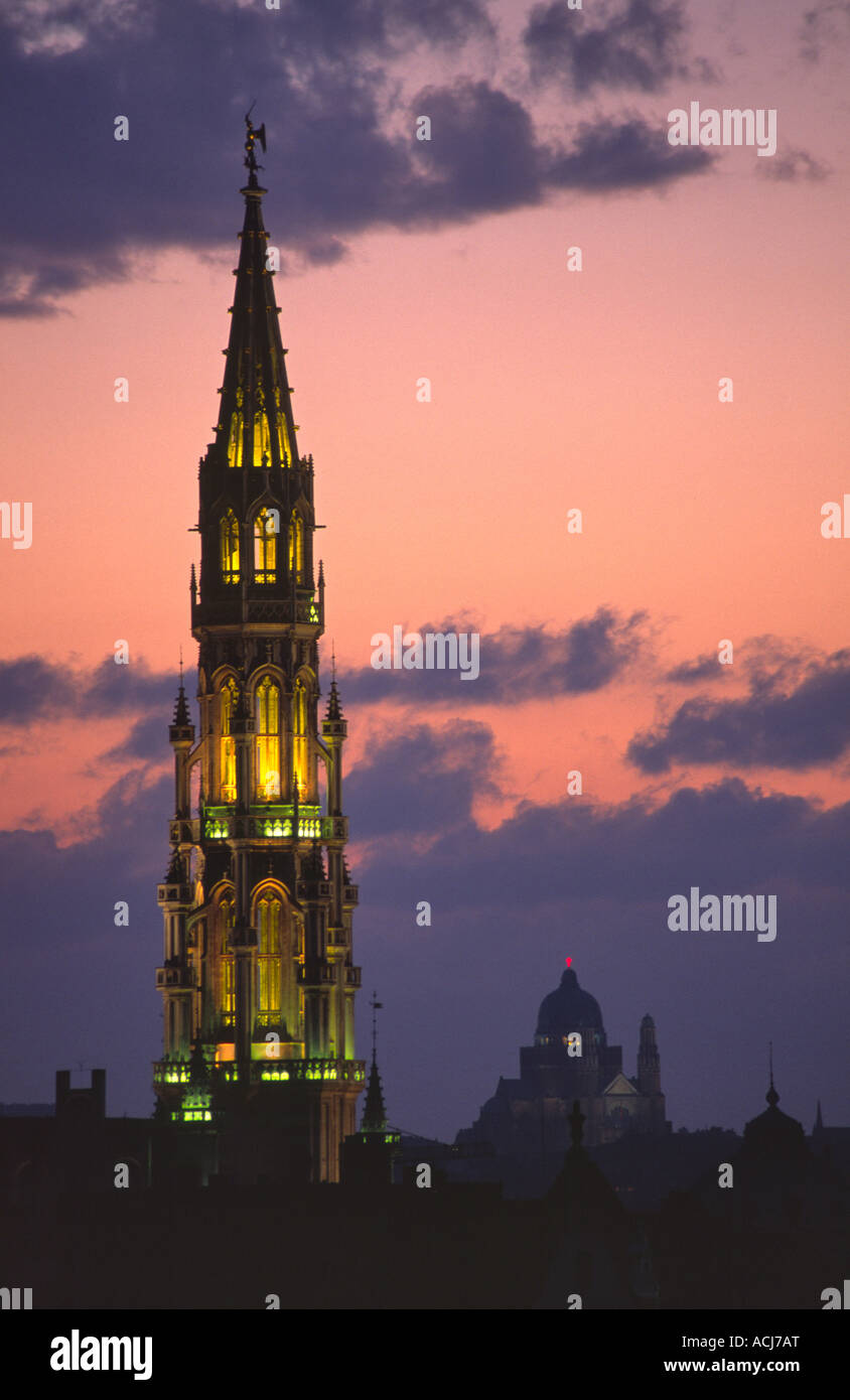 Le hall de l'Hôtel de Ville de Bruxelles la tour domine les toits de la ville au crépuscule. Bruxelles, Belgique. Banque D'Images
