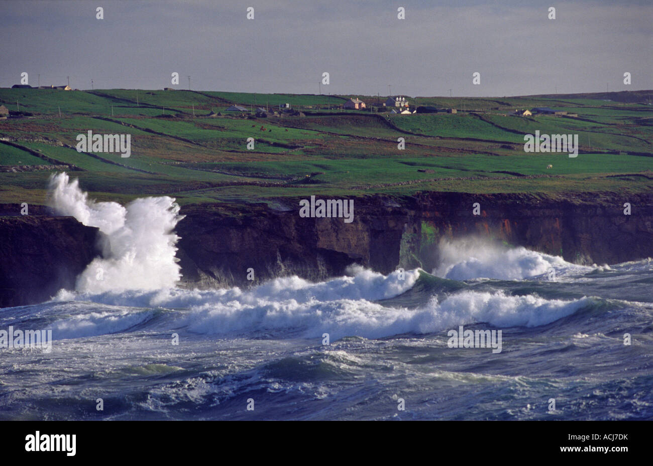 Les vagues de l'Atlantique s'écraser contre les falaises de Lahinch, comté de Clare, Irlande. Banque D'Images