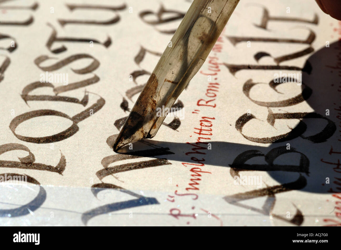 L'écriture à la plume à l'encre noire dans le cadre d'une exposition au musée de la calligraphie Banque D'Images