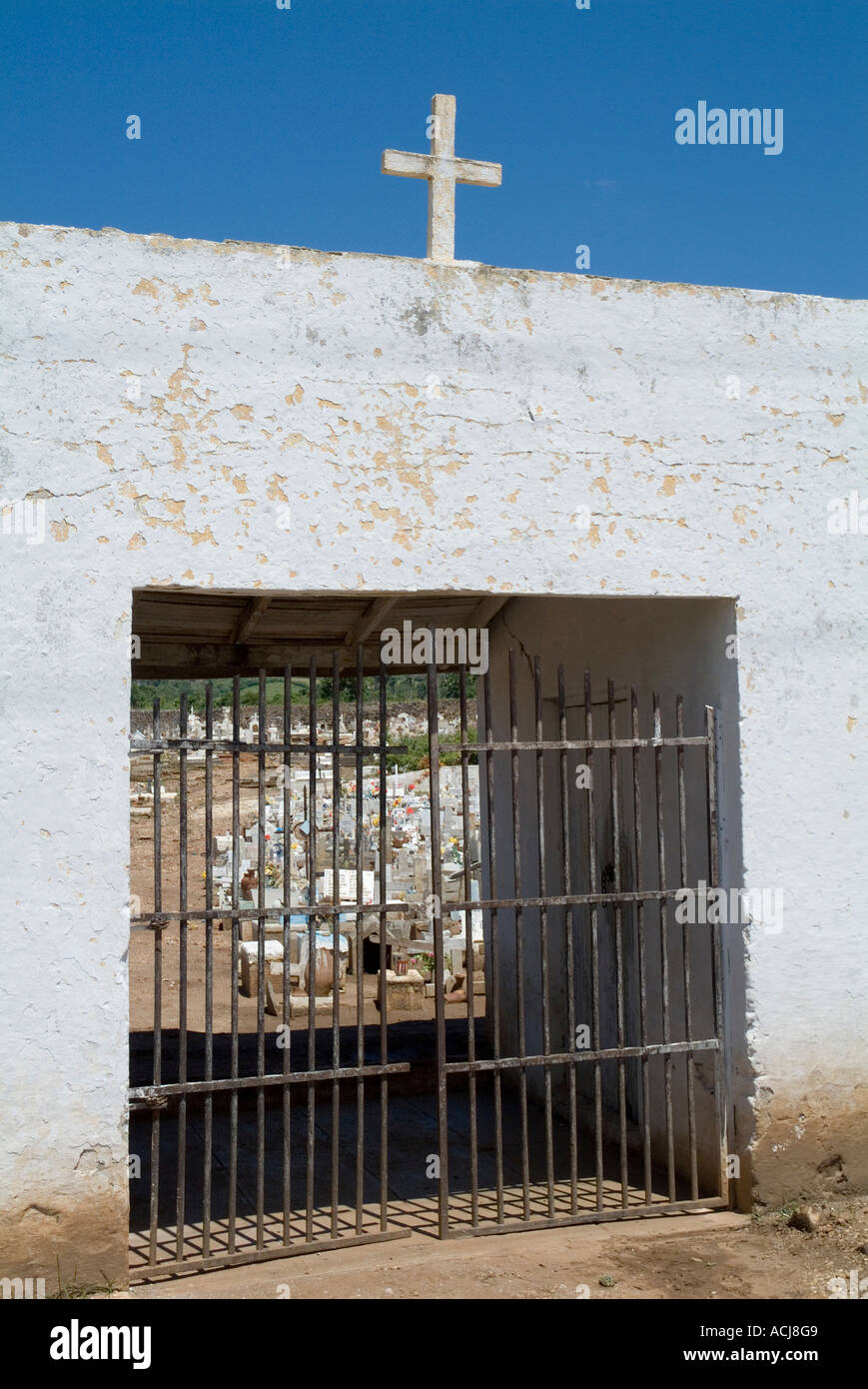 Porte d'entrée d'un cimetière dans la Valle de los Ingenios Cuba Banque D'Images