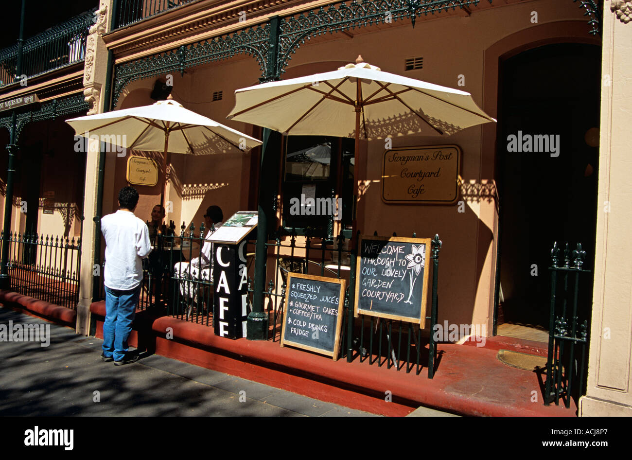 Le Swagman Poster Courtyard Café et restaurant, et menu, George Street, The Rocks, Sydney, New South Wales, Australia Banque D'Images