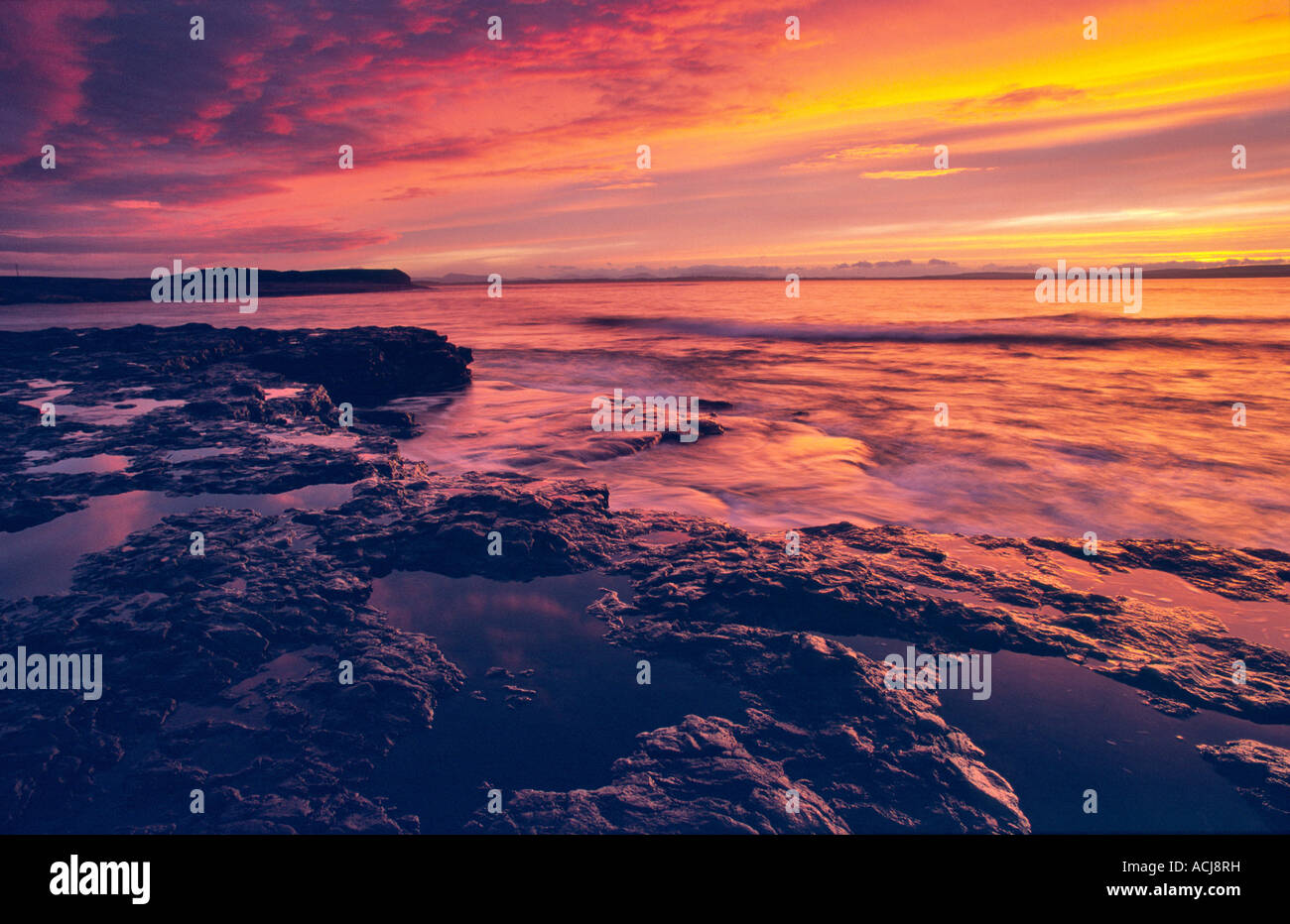 Coucher de soleil sur la rive de la baie de Killala, Sligo, Irlande. Banque D'Images