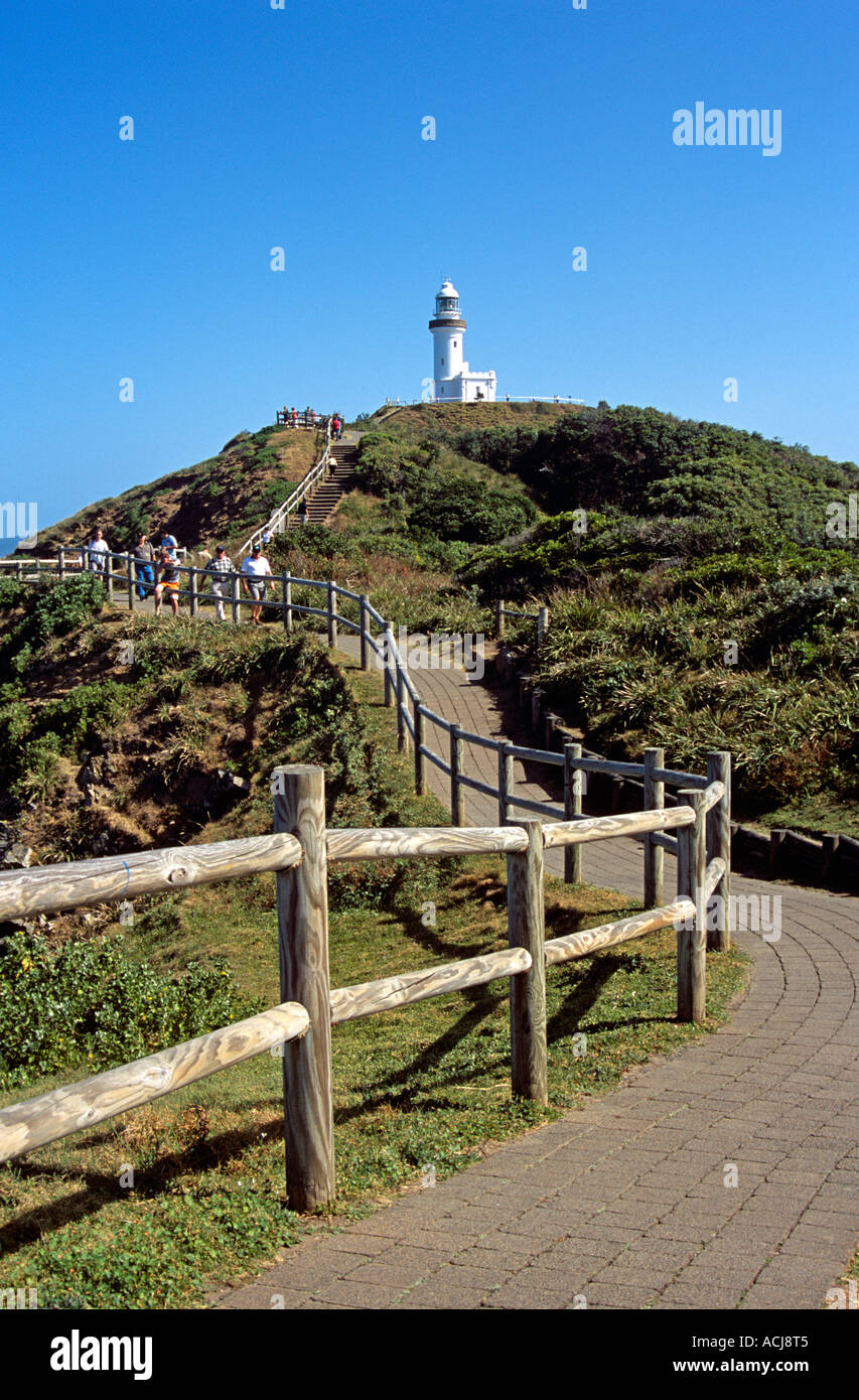 À pied d'une falaise et le phare, à Byron Bay, Cape Byron, New South Wales, Australie Banque D'Images