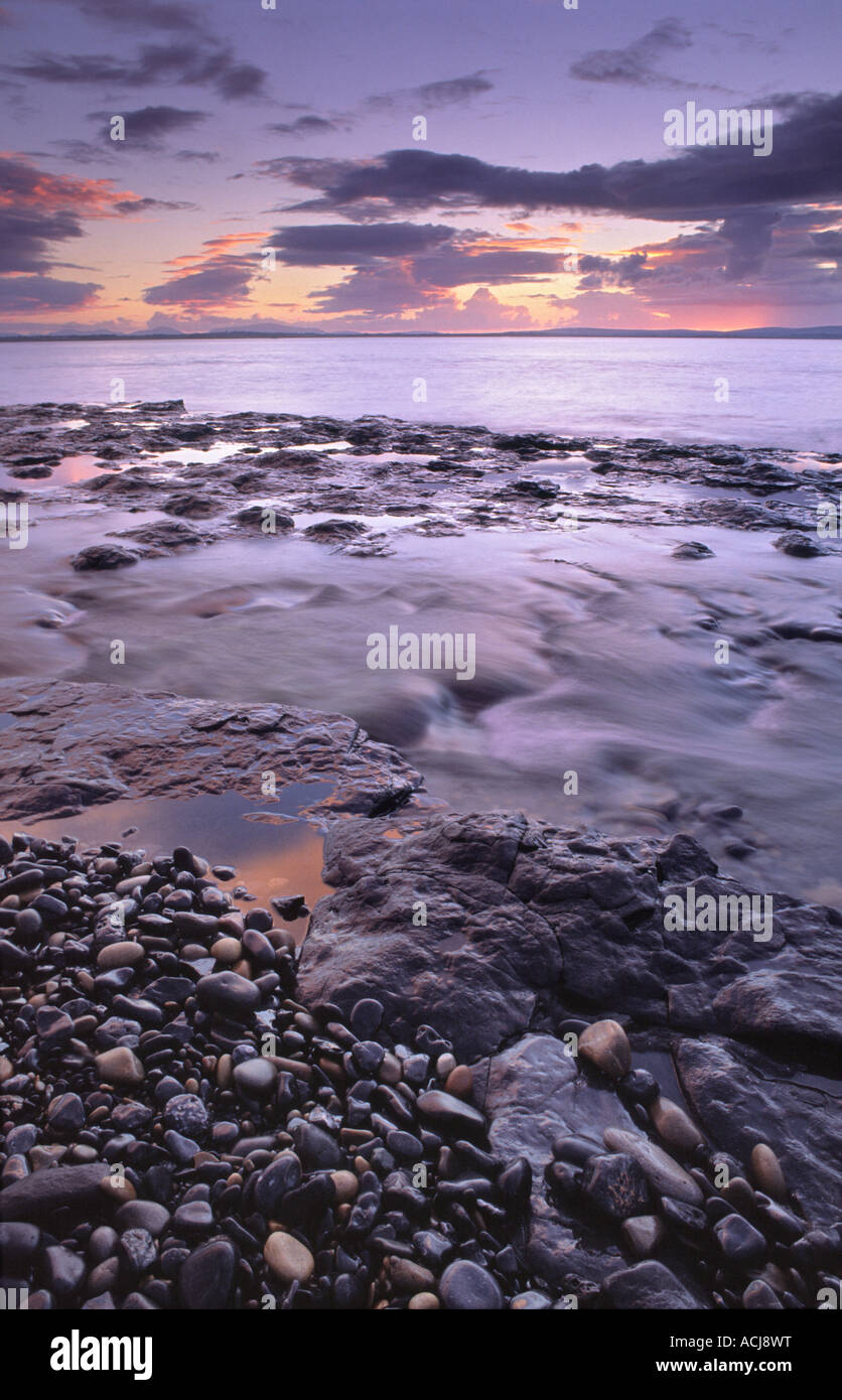 Coucher de soleil sur la rive de la baie de Killala, Sligo, Irlande. Banque D'Images