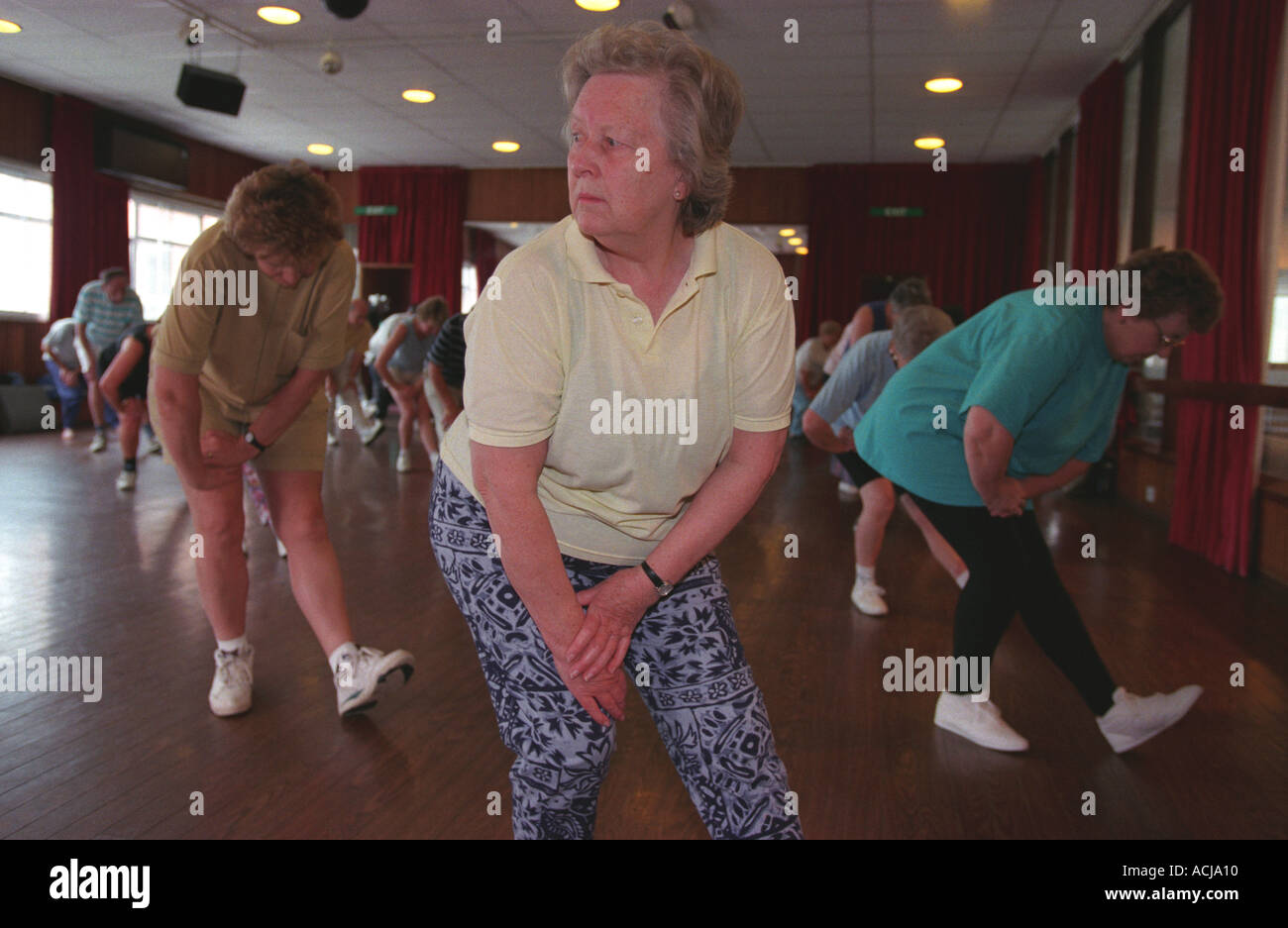 Les personnes âgées participant à une classe de se tenir en forme, Hillingdon, Middlesex, Angleterre. Banque D'Images