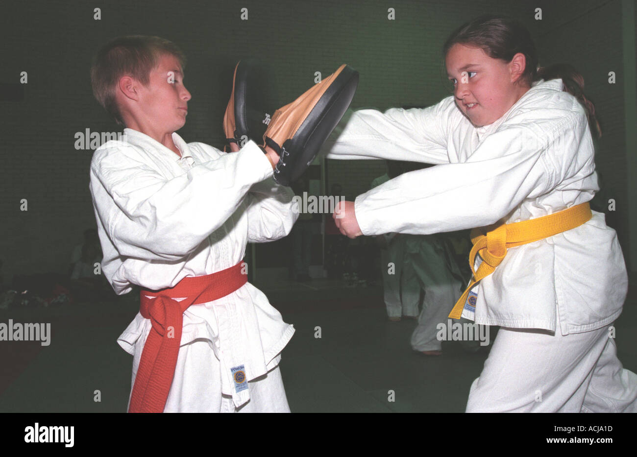 Deux jeunes pratiquent leur compétences d'arts martiaux Middlesex Hillingdon UK Banque D'Images