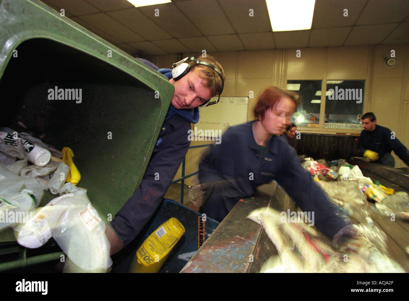 Les personnes qui travaillent dans une usine de recyclage des déchets ménagers tri, Hillingdon, Middlesex , Royaume-Uni. Banque D'Images