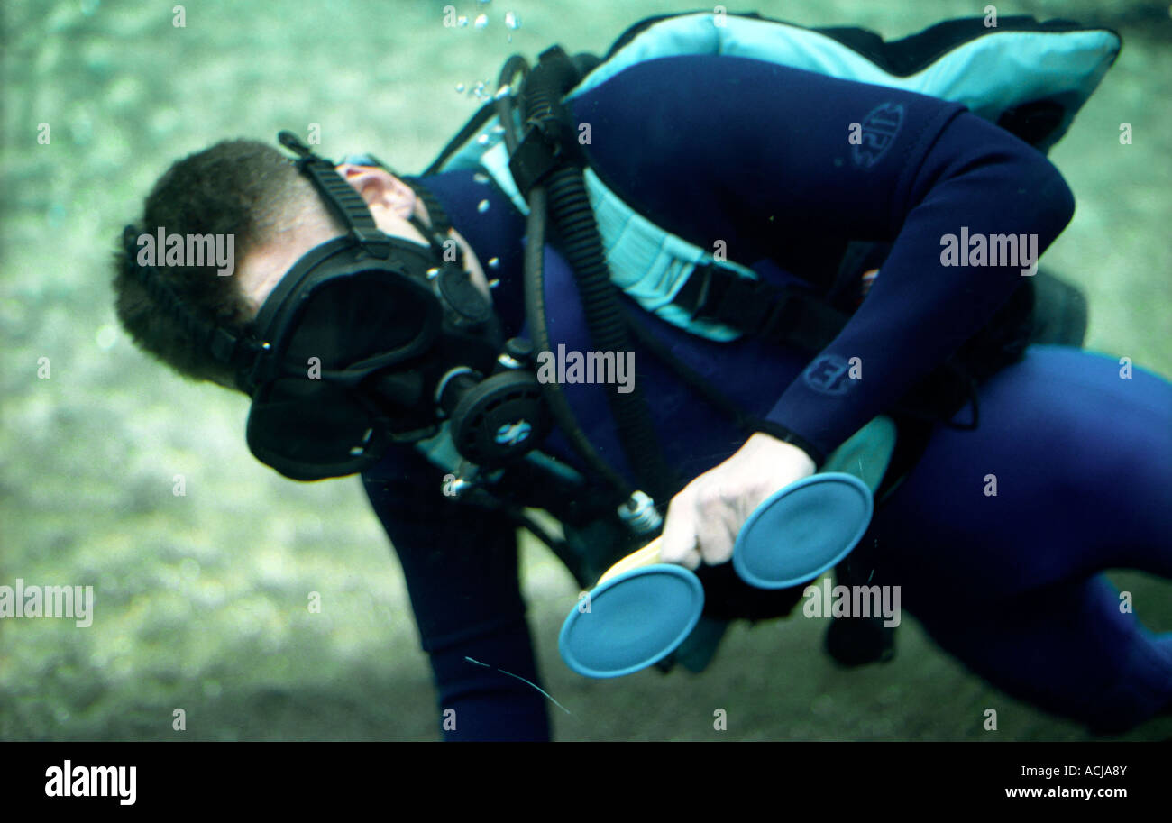 Nettoyage de l'intérieur un grand plongeur réservoir d'aquarium Banque D'Images