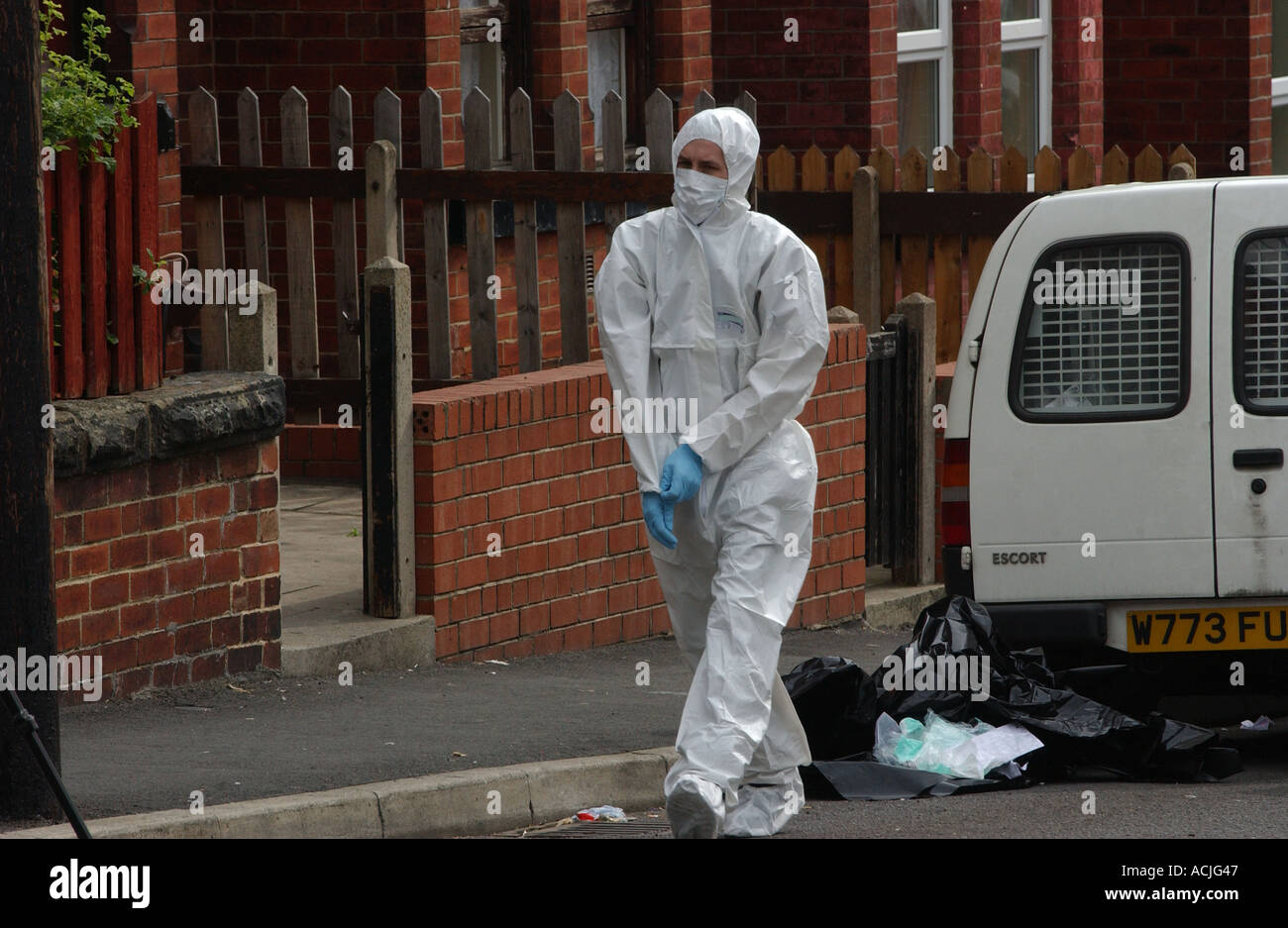 PIC D'AUTEUR PAR HOWARD BARLOW FORENSIC investigations dans une maison de BEESTON Leeds où le vécu des bombardiers DU TUBE DE LONDRES Banque D'Images