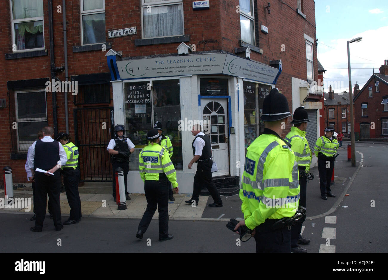 PIC D'AUTEUR PAR HOWARD BARLOW RAID de la police islamique la boutique livre learning centre à BEESTON LEEDS Banque D'Images