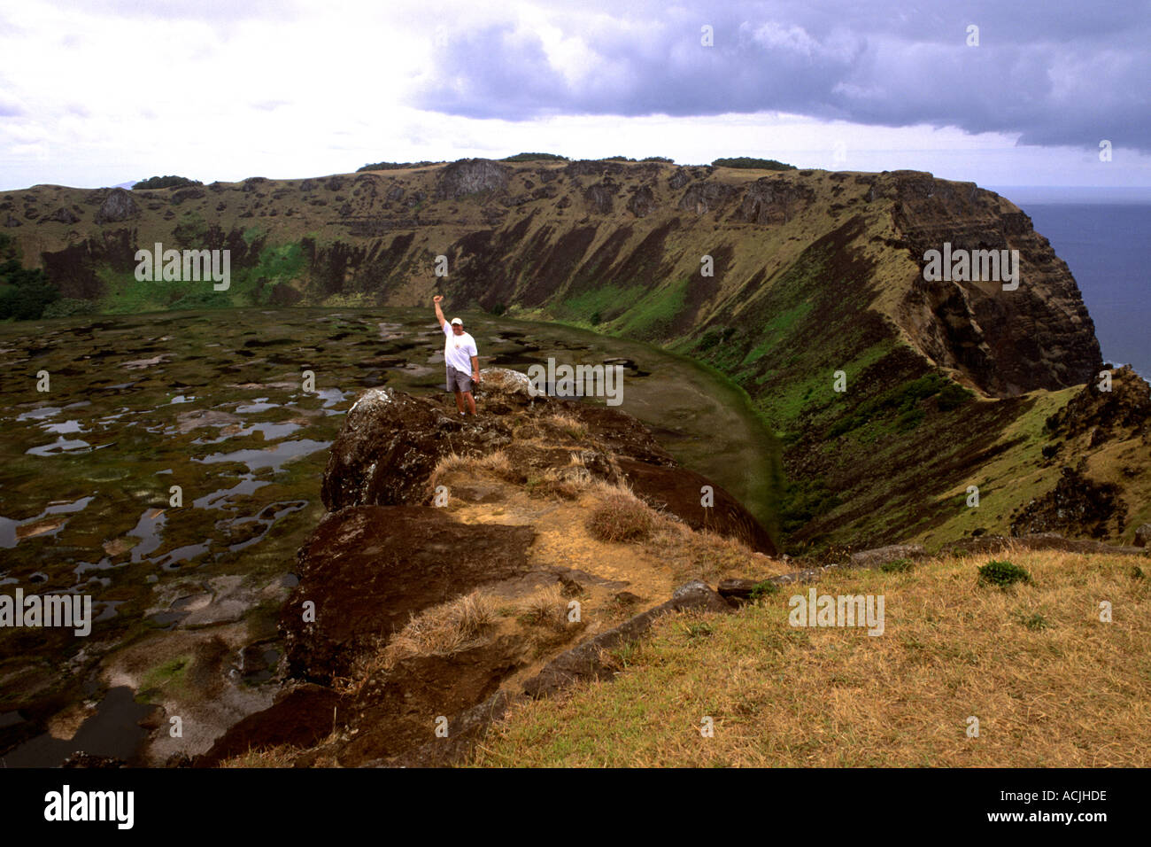 Les touristes à Rano Kau cratère dans l'île de Pâques pendant le Festival Tapati Rapa Nui Banque D'Images