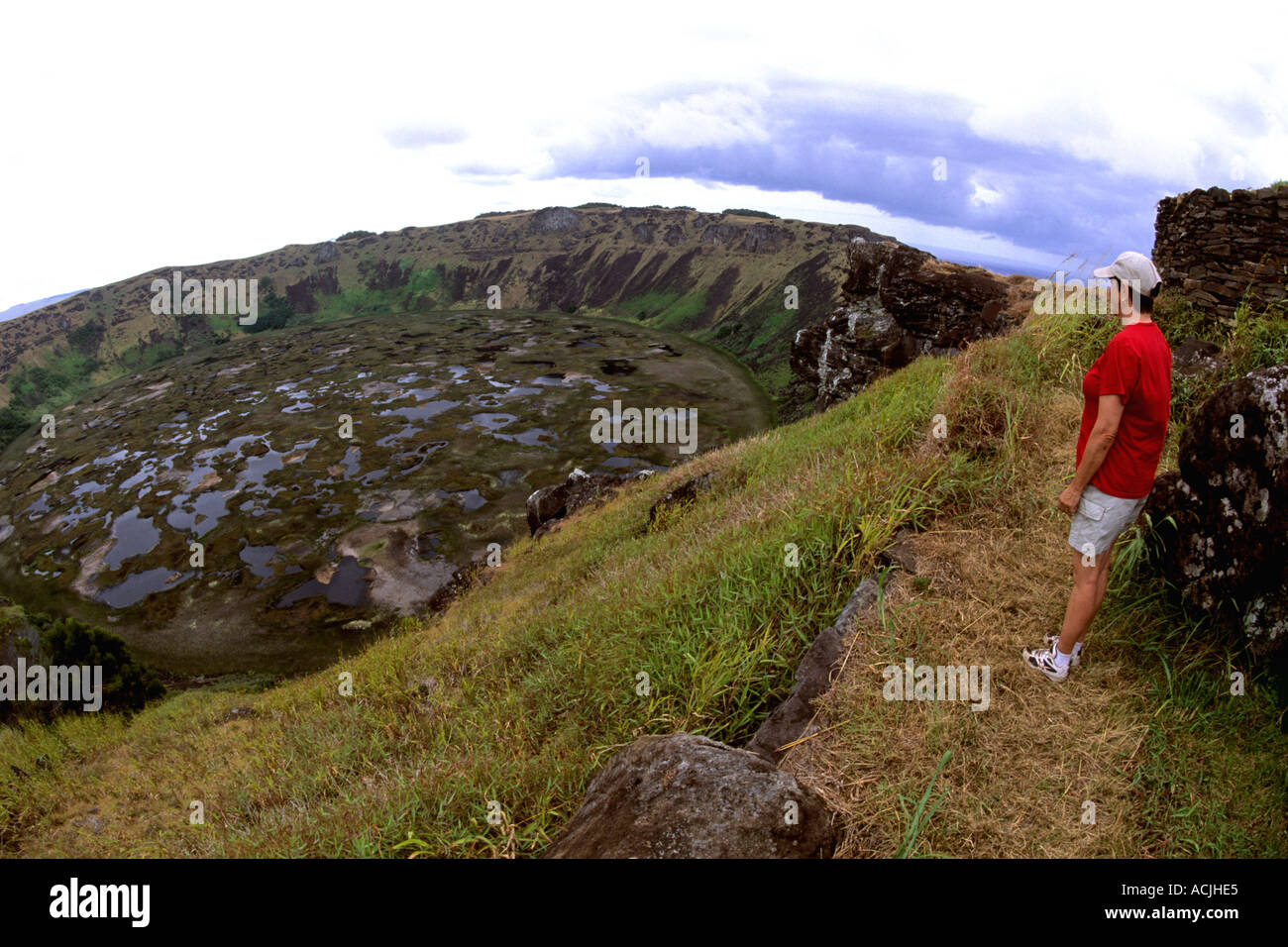Les touristes à Rano Kau cratère dans l'île de Pâques pendant le Festival Tapati Rapa Nui Banque D'Images
