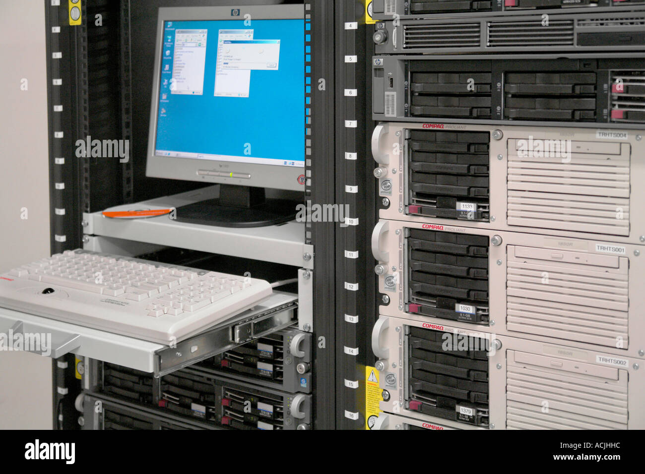 Hp proliant rack mounted servers Banque de photographies et d'images à  haute résolution - Alamy