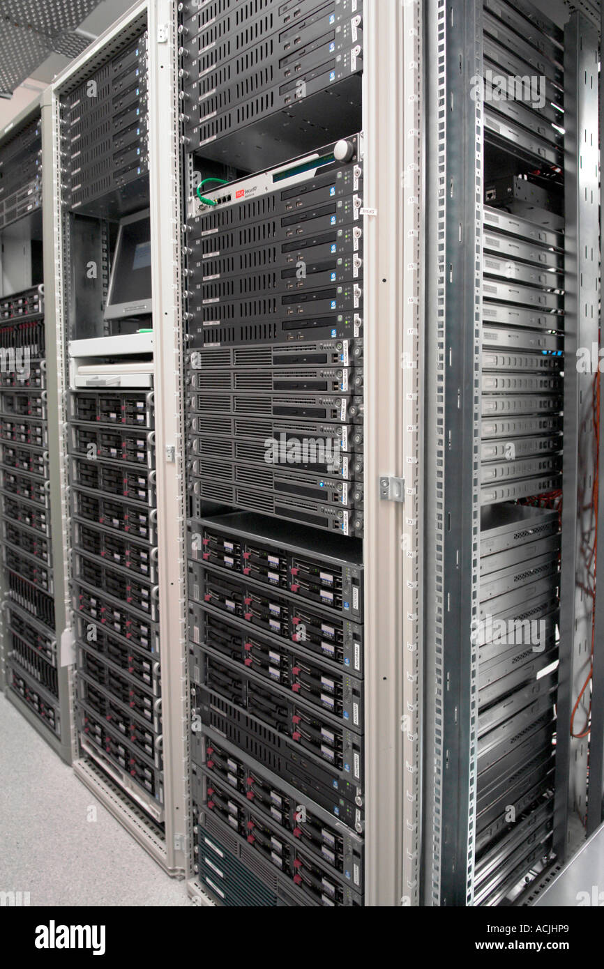 Les serveurs montés en rack HP Proliant et console de gestion Banque D'Images